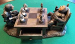 Grupo escultório representando dois jogadores medievais de xadrez em resina ricamente policromada . 2 gavetas . Mede: 30x14x15 cm 