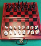 Jogo de xadrez - Tema : CHINA ANTIGA - DEUSES  - Peças em RESINA DURA ESCULPIDA . (3 a 5 cm ) . Caixa ricamente laqueada com cenas antigas chinesas. ( 33x20x18 cm )