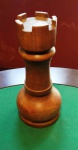 Grande Peça de xadrez - TORRE - ricamente esculpida em madeira maciça - Mede: 30 cm 