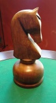 Grande Peça de xadrez - CAVALO - ricamente esculpida em madeira maciça - Mede: 31 cm 
