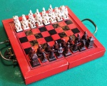 Mini Jogo de xadrez  - Tema : CHINA ANTIGA - DEUSES  - Peças em RESINA DURA ESCULPIDA . (3 cm ) . Caixa ricamente laqueada com cenas antigas chinesas. ( 22 x 22 cm )