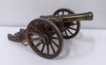 Mini canhão francês - LUIZ XIV -  em madeira, ferro  e bronze ricamente trabalhado. Mede: 30x15x15 cm 