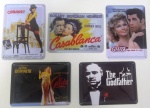 Jogo de 5 Mini Placas decorativas ( TIN CARDS )  em metal silcada com esmalte em relevo  . Tema : FILMES   . Mede: 11 x 8 cm .