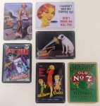 Jogo de 5 Mini Placas decorativas ( TIN CARDS )  em metal silcada com esmalte em relevo  . Tema : DIVERSOS   . Mede: 11 x 8 cm .