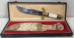 Belíssima faca com cabo de madreperola e bronze - cabela de leão - bainha em couro cru - Na caixa - Mede: 28 cm