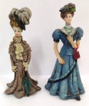 Par de damas francesas em resina ricamente policromadas. Medem: 14 cm 