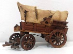 Antiga carroça americana em madeira com tecido ricamente detalhada . Apresenta desgaste do tempo. Mede: 16 x 15 cm