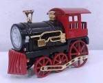 Relógio de mesa em formato de locomotiva em ferro maciço ricamente policromado . Não testado . Mede: 10 x 7 cm 