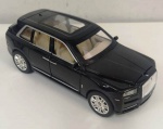 Miniatura em ferro do ROLLS ROYS com riquíssimos detalhes , abrem as portas e compartimentos traseiro e dianteiro. Ao pressionar para baixo , acende o farol e produz efeitos do motor . Mede: 20 cm