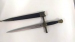 Miniatura de espada em metal com bainha em couro. Produzida em toledo . Mede: 35 cm 