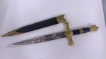 Miniatura de espada em metal com bainha em couro. Produzida em toledo . Mede: 40 cm 