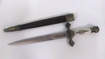 Miniatura de espada em metal com bainha em couro. Produzida em toledo . Mede: 35 cm 