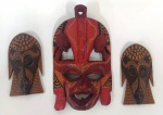 Trio de máscaras tribais em madeira ricamente trabalhadas . Maior mede: 18 cm 