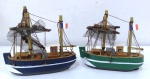 Par de pequenas embarcações pesqueiras produzidas em madeira com rico detalhes e encordamentos . Medem: 10 cm 