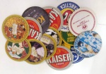 Conjunto de bolachas de bebidas de diversas marcas .