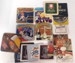 Conjunto de bolachas de bebidas de diversas marcas .