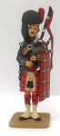 Miniatura de soldados em metal ricamente detalhadas e pintadas . Mede: 7 cm