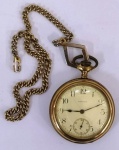 Antigo relógio de bolso WALTHAM com visor de porcelana em plaquê de ouro - numerado ( 11454763) .  Funcionando  ( vide fotos ). Mede: 5 cm de diâmetro