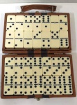 Antigo jogo de DOMINÓ em material sintético ( possivel baquelite )  na maletinha de couro. 