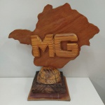 Troféu confeccionado em madeira referenciando o estado de MINAS GERIAS . Mede: 40x40 cm 