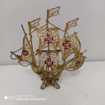 Caravela portuguesa em Prata filigranada Dourada. Mede 13x12 cm