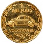 Medalha de 1 milhão de Fuscas em Ouro 22K -  pesando 7,0 grama. Sem caixa.Sua fabricação foi em homenagem ao milionésimo FUSCA  produzido no Brasil pela VOLKSWAGEN  aconteceu exatamente no dia 8 de julho de 1970, treze anos após o início de suas atividades no país e 25 anos da Volkswagen mundial.Assim, distribuíram para alguns os empregados mais antigos e convidados medalhas de 22 mm de diâmetro, com espessura de 1,3 mm, cunhada em ouro 22 quilates (91,6% de ouro, também chamado de ouro 916) pesando cada peça 7,0 gramas.
