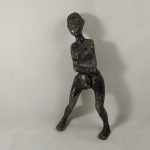 ANTIGO QUEBRA-NOZES em metal, formato de uma mulher que abre as pernas para quebrar a nós. Apresenta desgastes na pintura.