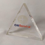 Triângulo em Acrílico, WorkShop CitiService ocorrido na Ásia em 1997. Peso de papel.