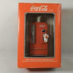 COCA-COLA - Ornamento de árvore de natal - Geladeira da Coca Cola. Distribuído pela Enesco. A caixa mede 14cm de altura.