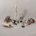 BRINQUEDO - KIT de aventuras espaciais da Nasa - Foguetes, astronautas, etc. Feitos em Plástico.