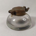 ANTIGO TINTEIRO - RECIPIENTE para Tinta de Caneta Tinteiro, em vidro com tampa metálica. Mede na base aprox. 7 cm de diâmetro. 