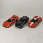 AUTOMODELISMO - Lote 02 com 03 (três) Ferraris da coleção SHELL V-POWER - escala 1:38.