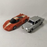 AUTOMODELISMO - Lote 04 com 02 (Duas) miniaturas: Uma Ferrari da coleção SHELL V-POWER - escala 1:38, e um JK 2000 FNM Alfa Romeo - História Carros Brasileiros - escala 1:38