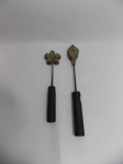 2 Formas de flor de pano, em metal, no estado, (23x5 cm)