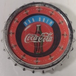Relógio de Parede;Coca-Cola;Formato de Tampa de Garrafa;Funcionamento a Pilha;Antigo pode Apresentar Sinais de Tempo Conservado;Dimensões:16cm Diametro;Olhem as Fotos!