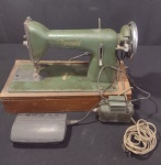 Maquina de Costura; Marca: Vigorelli : Pedal ;Singer; Acessórios Motor Arno; RPM:4500;Possui Lâmpada mesa tem 82 cm de altura, 50 cm de largura e 55 de comprimento fechada e o dobro 110 cm aberta