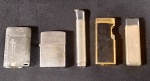 5 Isqueiros Modelo:Zippo;Material:Metal;Antigos Podem apresentar sinais de Tempo e Uso porem Conservados Regaregaveis;Bom Estado Olhem as Fotos!