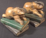 Par de Elefantes Apoiadores de Livros; Antigos Bom Estado; Ótimo para Decoração;Material :Madeira Maciça:Dimensões:16cm Comprimento;16cm Altura;12cm Largura;Olhem as Fotos!
