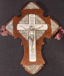 Crucifixo de Parede; Material: Madeira e Metal; Arte Trabalhada com Detalhes em Metal não oxida Ótimo Estado;Dimensões:39cmAltura;32cm Largura; Olhem as Fotos!