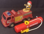Caminhão de Bombeiros e Extintor; Material: Polímero; Possui sinais de Tempo e Uso Estrutura Preservada;Caminhão:Dimensões:33cm Comprimento;23cm Altura;14cm Largura- Extintor:30cm Comprimento; Olhem as Fotos!