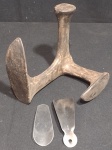 Bigorna e 2 Acessórios para Retirar Calçados; Material: Metal; Antigo pode apresentar sinais de Tempo Estrutura Preservada Ótimo Estado;Olhem as Fotos!