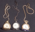 3 Relógios de Bolso;Tamanho total (diâmetro):5 cm;Grossura do relógio: 1 cm;Tipo de relógio: Quartzo;Tamanho da corrente (aprox): 35 cm; Diferentes Modelos;Tampa Trabalhada;Funciona a Bateria;Ótimo Estado;Olhem as Fotos!