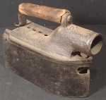 Ferro de Passar Roupas à Brasa; Material: Metal; Marca: Reciserada; Alça de Madeira; Antigo pode apresentar Sinais de Tempo e Uso; Bom Estado;Dimensões:30cm Comprimento;22cm Altura;11cm Largura;Olhem as Fotos!