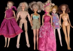 6 Bonecas; Antigas Estilo Barbie podem conter Sinais de Uso Aparentemente Estrutura Preservada; Diferente Modelos; Contem trajes Duas não Possui;Olhem as Fotos!