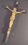 Crucifixo de Parede;Material:Madeira e Metal Bronze Resistente;Jesus Crucificado, Cor Preto e Dourado; Dimensões: 55x30x7cm;Peso:2,250kg;Olhem as Fotos!
