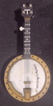 Banjo Primeiro Instrumento John Lennon;Emite Som; Réplica trabalhada Bom estado;Material:Madeira e Metal;Comprimento 12cm  em Escala 1/8 ;Olhem as Fotos!