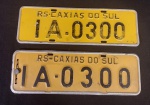 Par de Placas para Automóveis;RS-Caxias do Sul-0300; Cor: Preto e Amarelo:Antiga pode conter sinais de Tempo Conservada Bom Estado Olhem as Fotos!