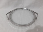 Bandeja redonda em vidro com borda e alças em prata 90. Medindo 32,5cm de diâmetro.