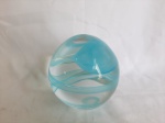 Linda bola decorativa em vidro pesado na cor azul, assinada. Medindo 13,5cm de altura.