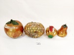 4 Frutas decorativas em Madeira com Policromia ouro . Medida;10, 9 e 8 cm